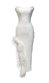 TRÄGERLOSES MIDIKLEID MIT FEDERN IN WEISS